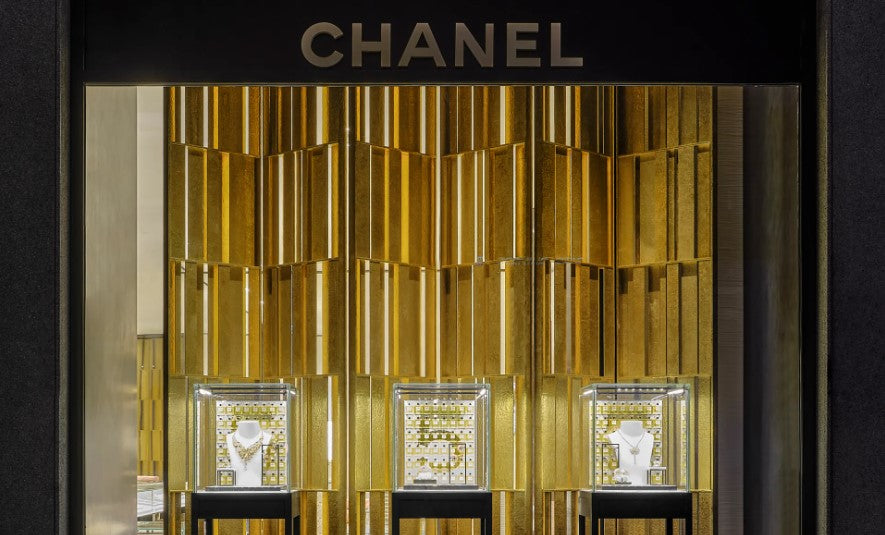 Quando il tweed si trasforma in un gioiello… chez Chanel, da Milano a Parigi, per scoprire la più preziosa delle dimensioni del lusso