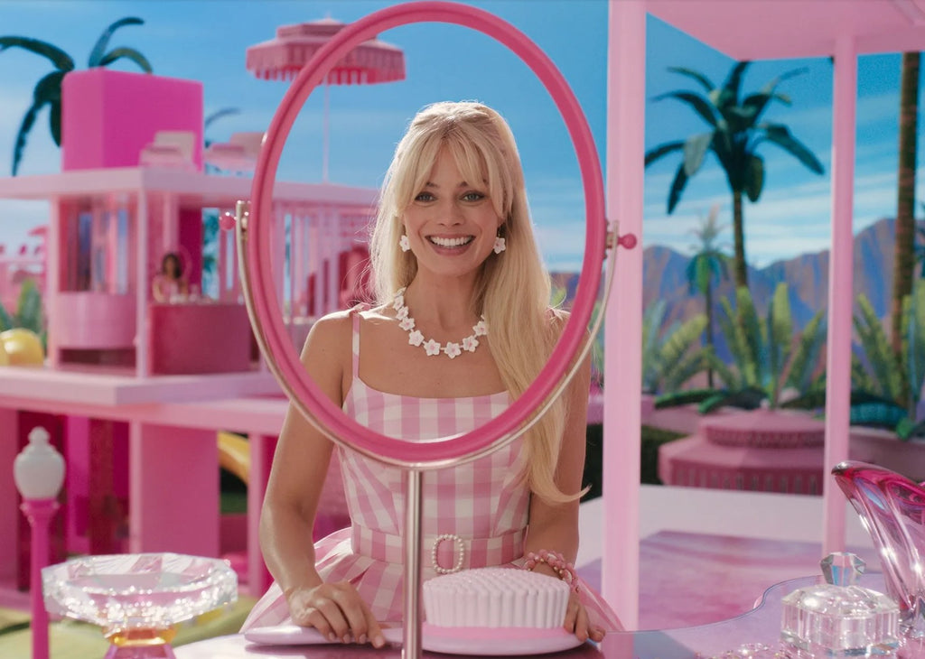 Il Barbiecore è la tendenza più pop del 2023: in attesa del film con Margot Robbie, tutte vestite come Barbie