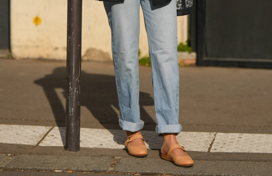 Jeans con risvolto e scarpe basse: come indossare l'abbinamento easy chic (pratico e modulabile) della primavera