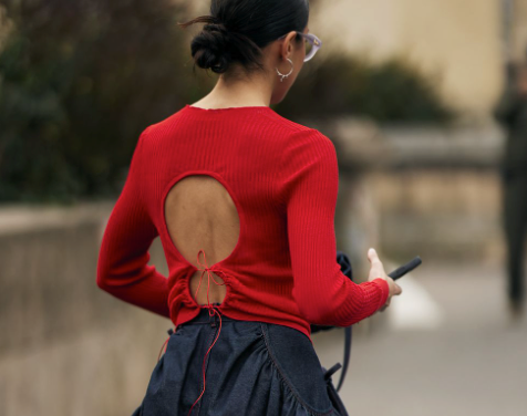 Un tocco di rosso, ciliegina sui look street style di Parigi