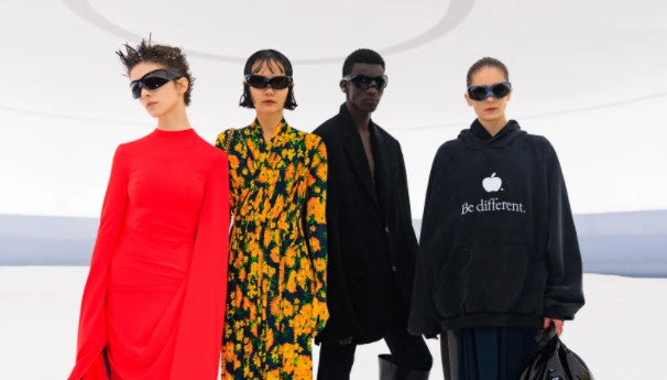 Balenciaga, la sua sfilata in una tormenta di neve è un omaggio al coraggio dell'Ucraina