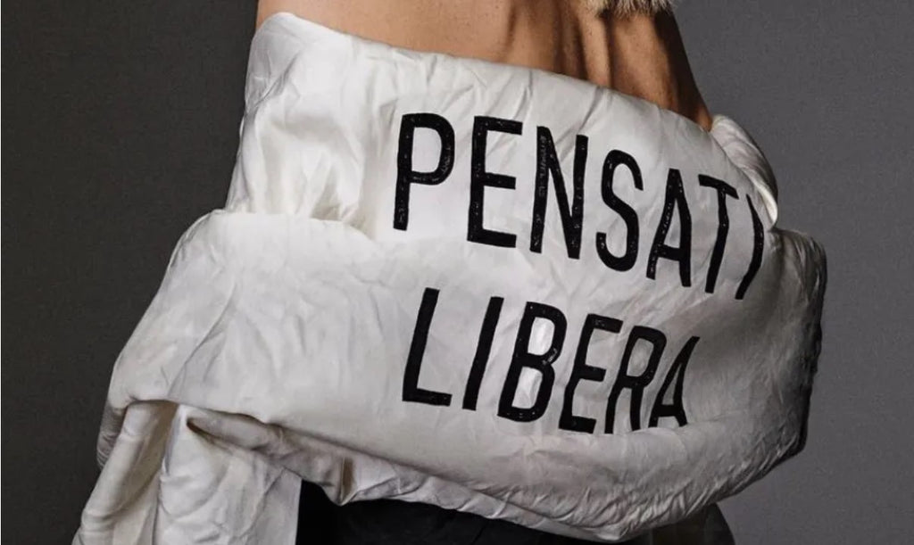 Intervista a Claire Fontaine, l'artista che ha collaborato con Dior per l'abito “Pensati Libera” di Chiara Ferragni a Sanremo