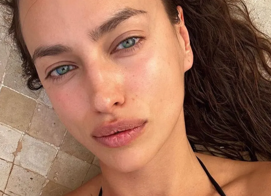 Irina Shayk svela la sua skincare routine, tra gesti di bellezza rubati alla madre, ghiaccio sul viso appena sveglia e maschere LED
